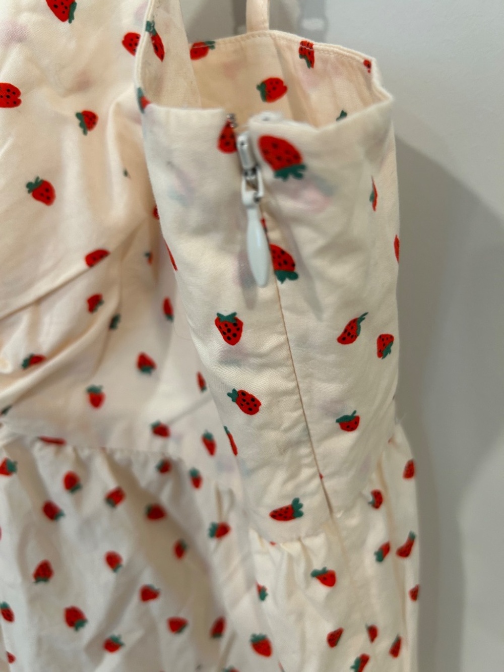Madewell Strawberry print women’s size 6 top - Picture 3 of 4